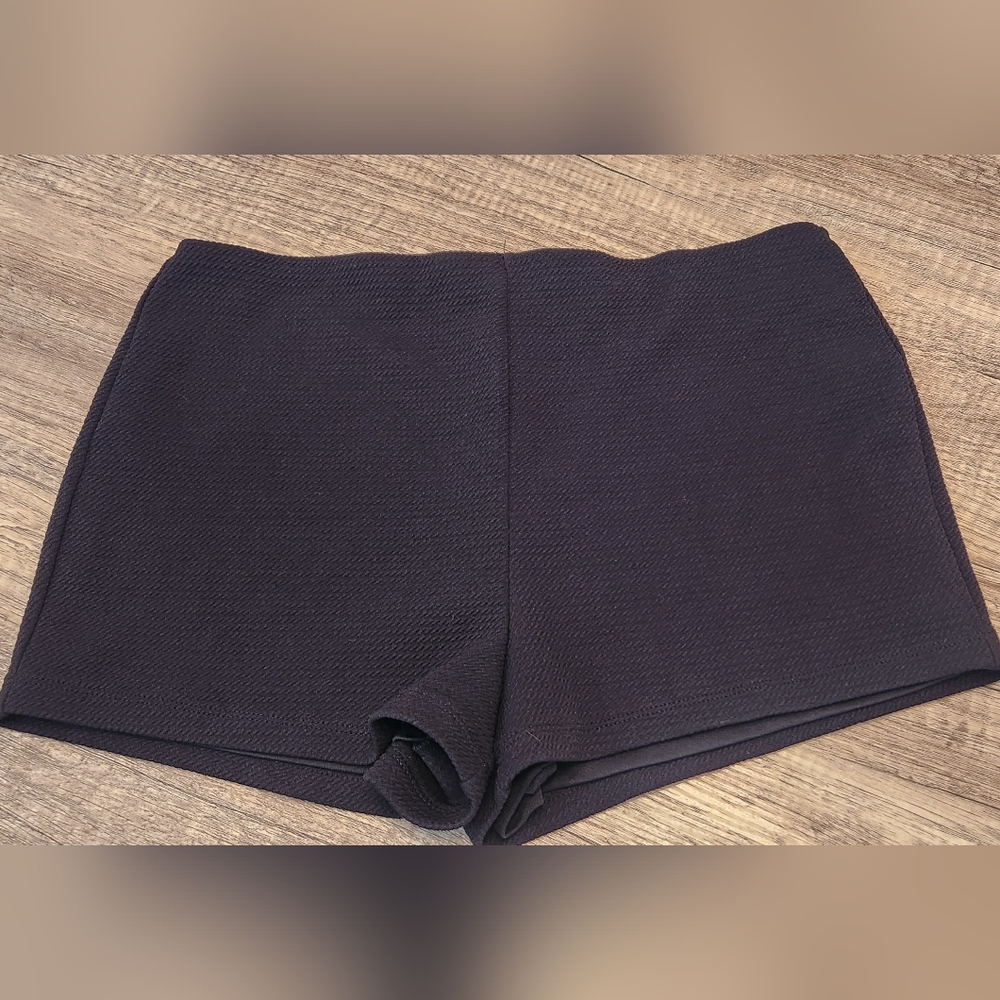 🏷 Black Hot Shorts Junior's Size Large - Picture 1 of 6